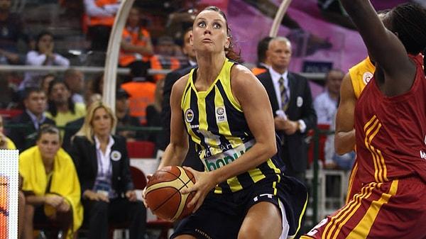 Avustralyalı basketbolcu Penny Taylor, 2009 yılında Fenerbahçe'ye transfer oldu. Ondan bir sene sonra da yakın arkadaşı Taurasi sarı lacivertli takıma dahil oldu.
