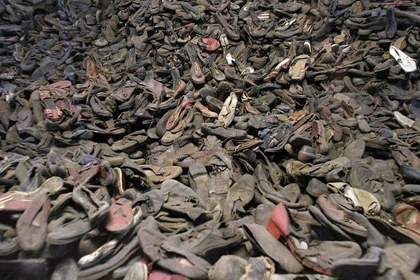 5. Toplama kampına alınan insanların girişte bıraktığı ayakkabıları.