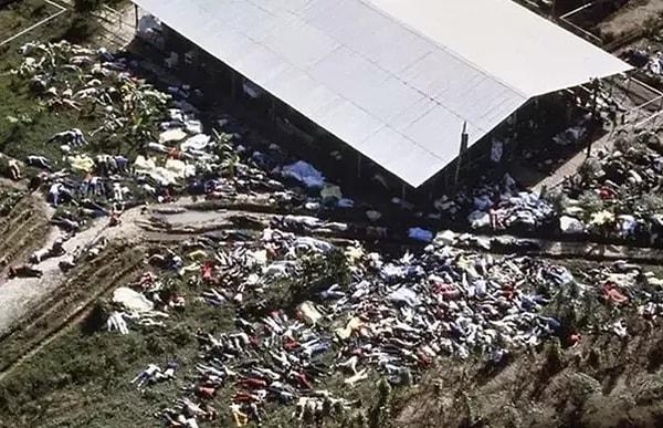 12. Guyana'daki Jonestown katliamı. Bir tarikat içindeki 900'dan fazla kişinin siyanür içerek intihar etmesinin ardından ortaya çıkan görüntü.
