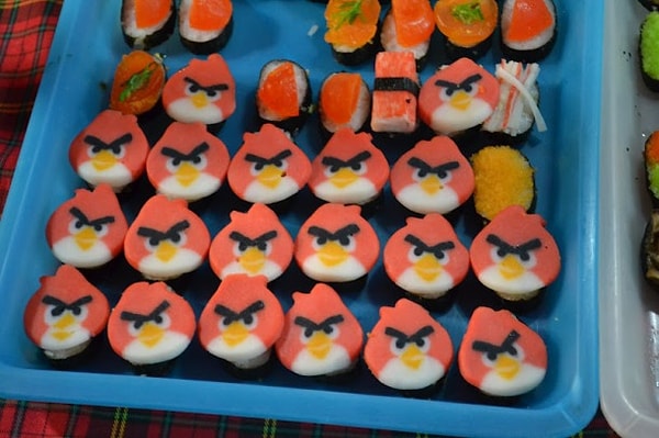 1. Если вам нравится Angry Birds, то вам придутся по нраву эти "сердитые" роллы