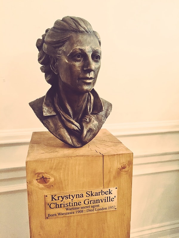 9. Недавно память Кристины Скарбек была увековечена бюстом. Поставили его в том месте, где девушка веселилась и улыбалась - в польском гольф-клубе.