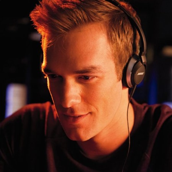 8. В конце концов, единственный выход, который они находят, - это прием пищи в наушниках. Близкие сначала обижаются, но потом привыкают