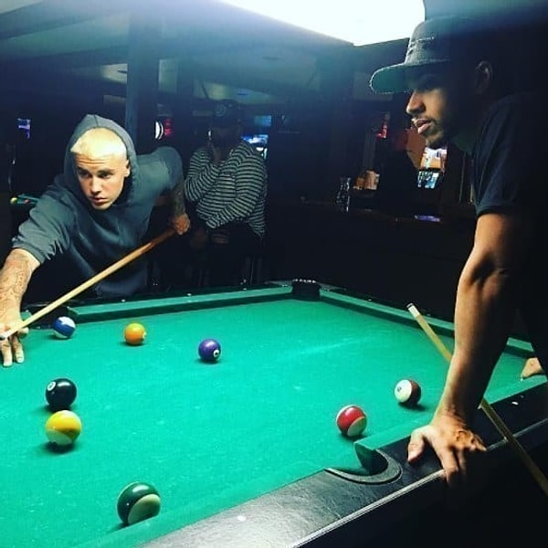 3. Наличие стола для пинг-понга, PlayStation и ховерборда за кулисами