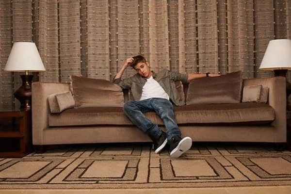 4. Специальный диван, стиральную машинку, холодильник, гардеробную и массажный стол. За кулисы, пожалуйста