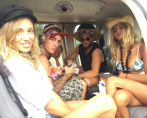 19. Белый нарезанный хлеб, поп-корн с чеддером, разнообразные конфеты, чипсы, органические сухофрукты и ягодные хлопья для антуража за кулисами