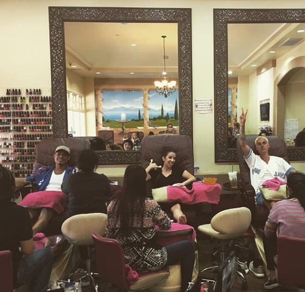 22. И список салонов моментального загара, ресторанов суши, стейков, торговых центров, боулинга, кинотеатров, казино, ночных клубов, баскетбольных площадок и студий звукозаписи для своего сопровождения