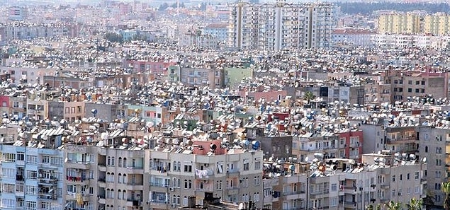 Yahu benim modacım sizlersiniz; niye üzerime böyle ruhsuz, gri betonlar dikiyorsunuz?