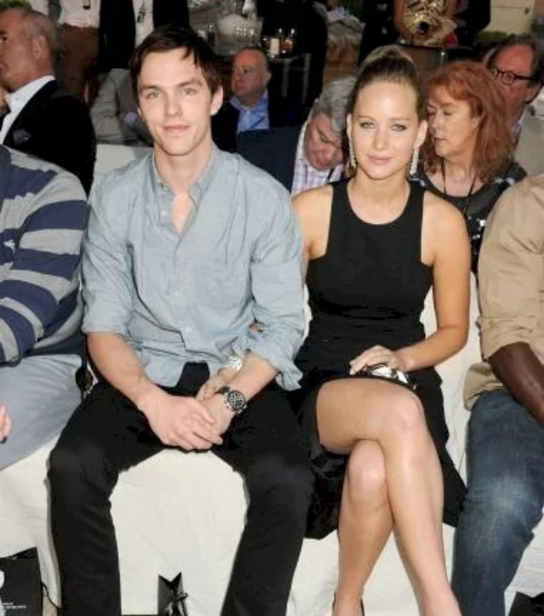 4. В 2010 году Дженнифер начала встречаться со звездой фильма "Люди Икс" Николасом Холтом.