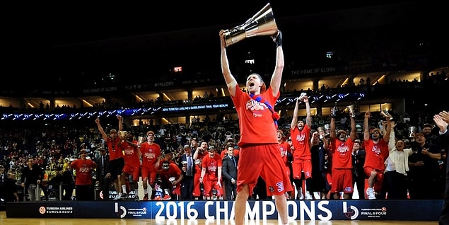 13. Şampiyon takımın tüm oyuncularına mini Euroleague kupaları veriliyor.