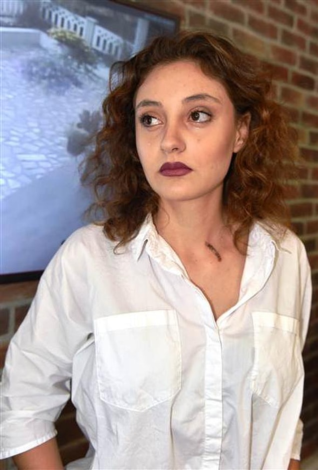 'Adamın anneme saldırdığını görünce koşarak müdahale ettim. Ayırmaya çalışırken adam elindeki sigarayı boğazıma bastırdı.'
