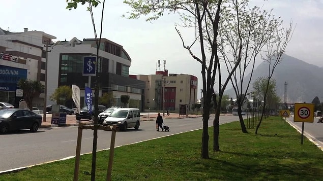 'Bu ülke ne hale geldi, kadınlar yolda sigara içiyor.'
