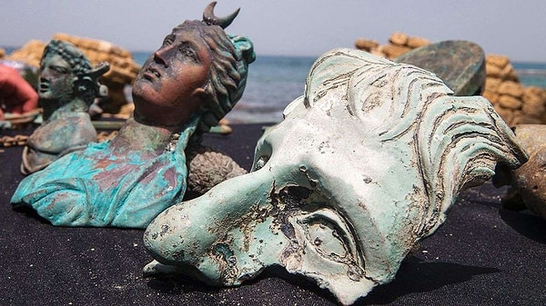 2. Во время первого исследования обломков корабля умер один водолаз и еще двое были парализованы.