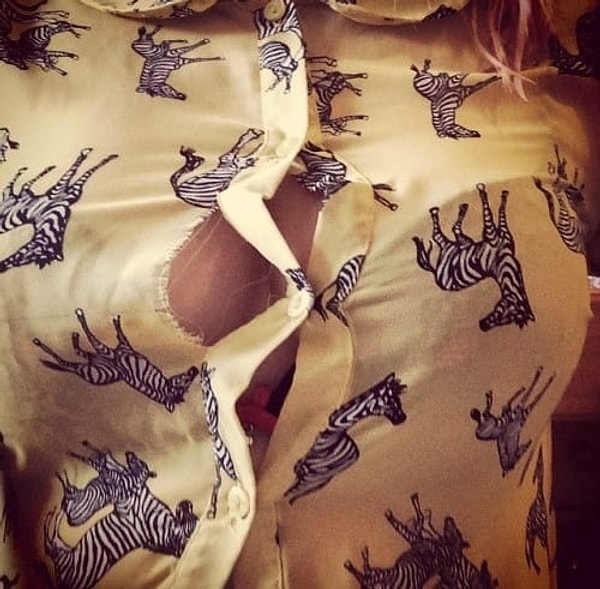 3. Или что еще хуже — блузка или рубашка, рвущаяся на груди в самый неподходящий момент 😱