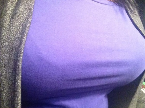 21. И даже самые простые футболки смотрятся не очень из-за этих складок, что образуются между грудями 😶