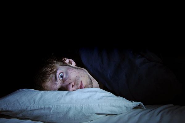 4. Cenk'in canı sıkkın, iştahı yok ve uyku problemleri çekıyor. Semptomları en çok hangisine işaret ediyor?