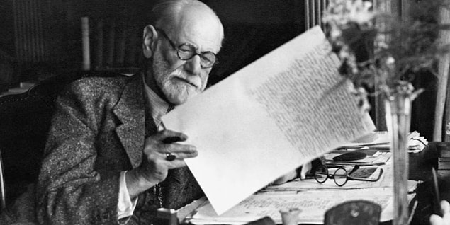 4. Freud'a göre fallik dönemde, erkek çocukların annelerine yönelik cinsel hisler beslemesine ne isim verilir?