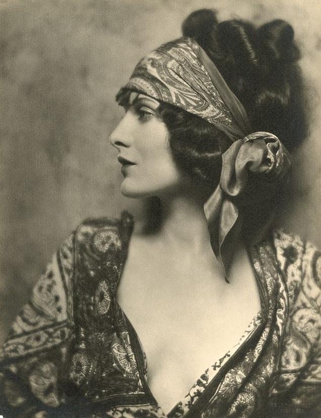 9. Silent film star Evelyn Brent, 1924.