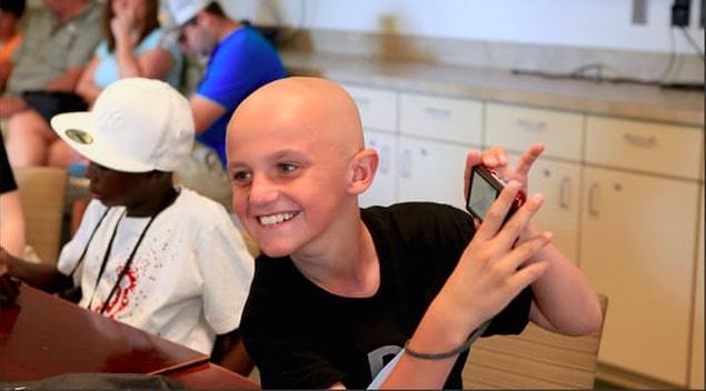 Pablove Foundation helps kids fight cancer by teaching them art and photography.