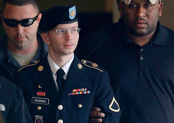 Bradley Edward Manning ismiyle tutuklanan er, cezaevindeyken cinsiyetiyle beraber ismini de Chelsea Manning olarak değiştirmişti.