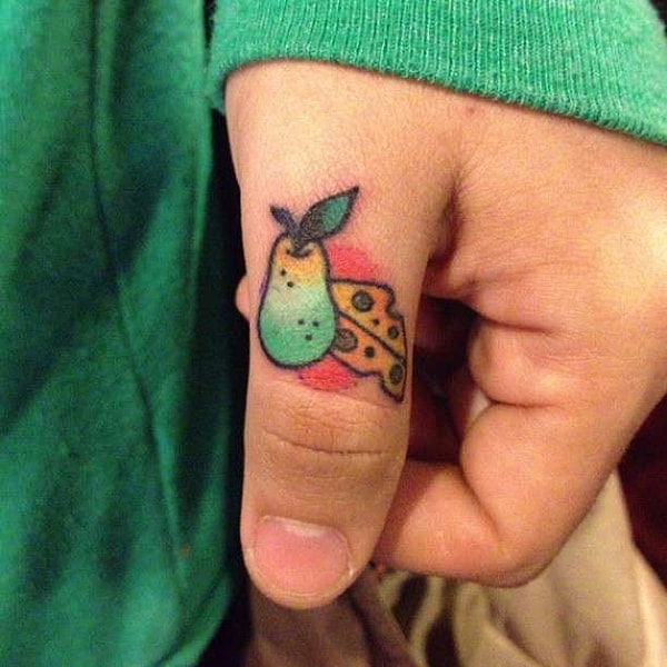 16. И деликатная татуировка на пальчике