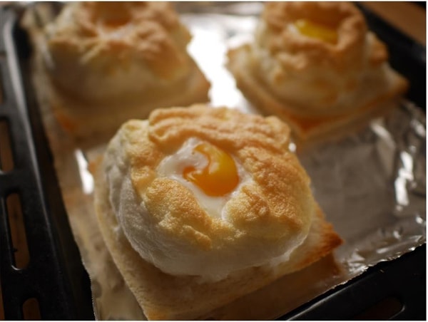 4. Чтобы приготовить "яичницу в облаках", нужно всего лишь яйцо, сливочное масло и соль