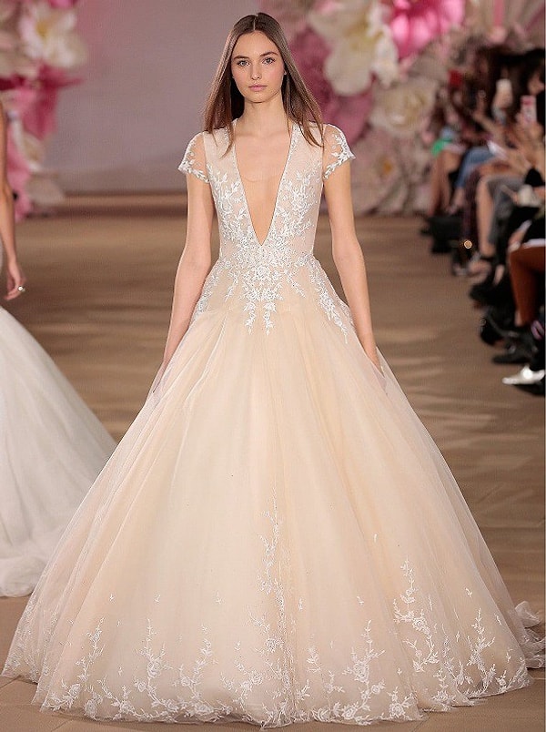 6. Глубокий вырез