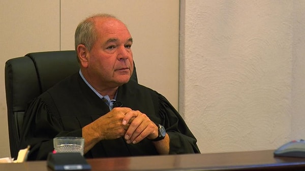 Чем занимается Майк Чиконетти? Выносит подсудимым такие наказания, чтобы они в полной мере смогли прочувствовать глубину содеянного