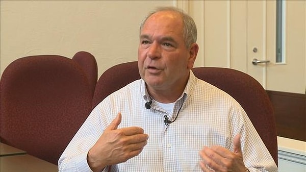 Сам судья объясняет оригинальный подход своим тяжелым детством. Он был старшим из девяти детей в семье, и ему приходилось работать мусорщиком, чтобы обеспечивать себя во время учебы в колледже, а юриспруденцию он изучал в вечерней школе