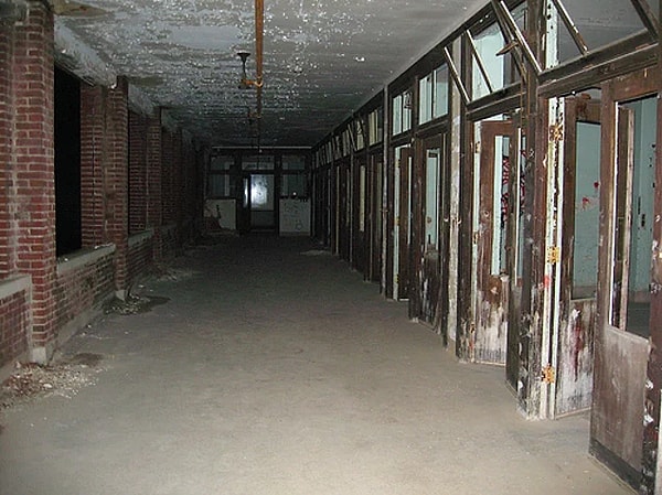 8. Однако закрытым здание простояло недолго. Уже через год его подремонтировали и использовали для других целей