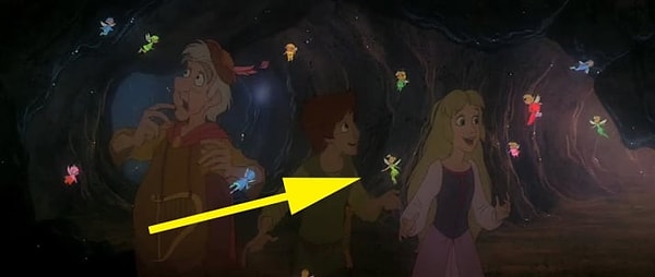 12. Динь-Динь появляется среди фей на ярмарке в мультфильме «Черный котёл»