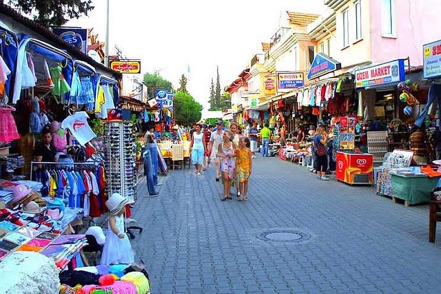 6. Evden dışarı çıkıp insan arasına karışmanın adı onların dilinde "Aşağı inmek"tir. Aşağı inmek için yukarda oturmak gerekmez. Aşağı, çarşı demektir.