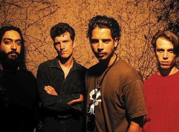 Soundgarden, Nirvana, Pearl Jam ve Alice in Chains gibi 1990'ların başında Seattle'da ortaya çıkan grunge akımının önde gelen temsilcilerindendi.
