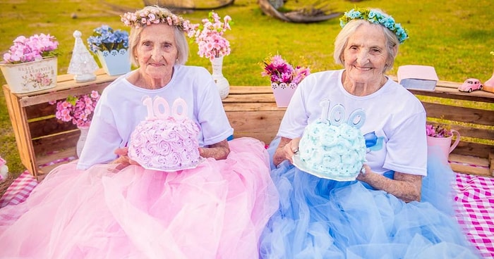 100-летние сестры-близняшки отпраздновали свой юбилей праздничной фотосессией