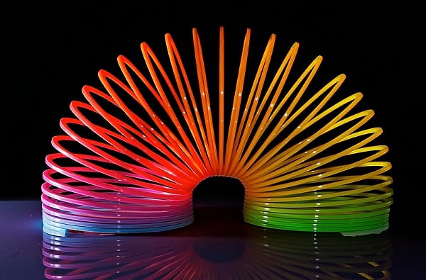 11. У каждого в детстве была такая пружинка. А знаете, насколько длинной она может быть?