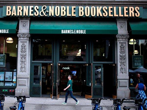 16. Amazon'un ilk günleri odun sobası yanan bir araba garajında oldu ve Jeff toplantılarını mahalledeki kitapçı dükkanı Barnes & Noble'da yapıyordu.