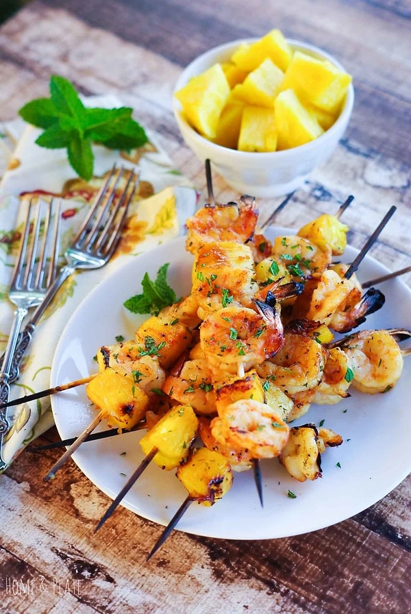 4. Практичные шашлычки из креветок с ананасом: