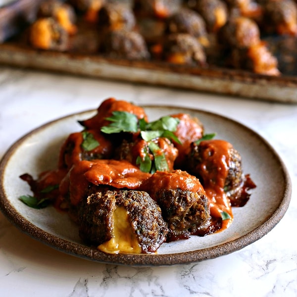 6. Даже если он на диете, отказаться от этих фрикаделек с сюрпризом будет очень сложно: