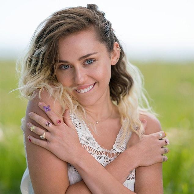 Now she’s back on the country music scene. Here's Miley Cyrus 2017, people!