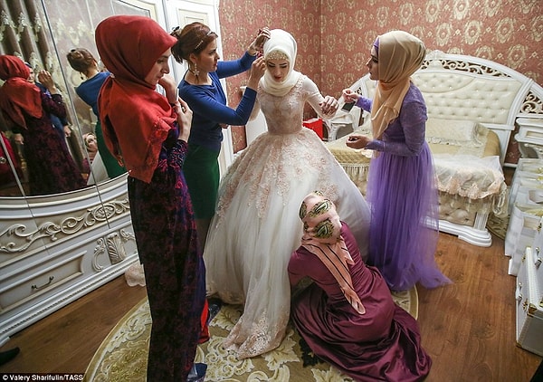 3. Подруги столпились вокруг невесты, чтобы убедиться, что она выглядит идеально