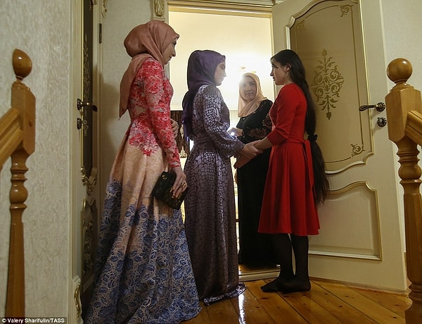 16. На третий день празднований родственники жениха собираются у него дома уже для церемонии фактического бракосочетания