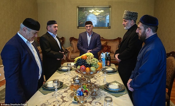 17. Муллы читают молитвы в доме жениха