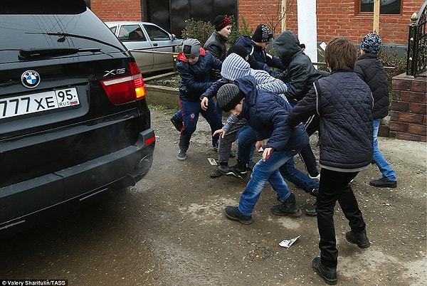 22. Дети ловят деньги, которые кидают из окна