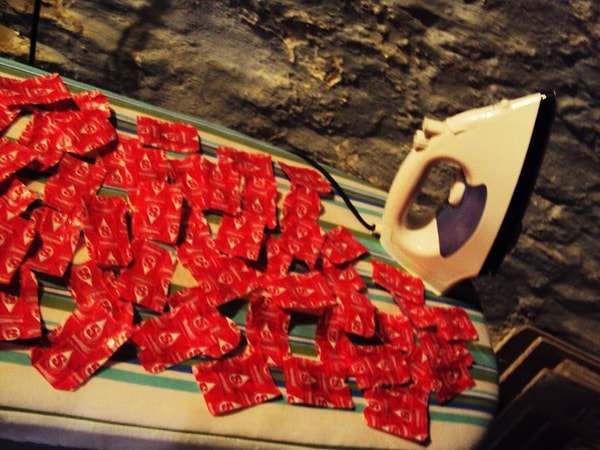 5. Каждую обертку она разглаживала при помощи утюга