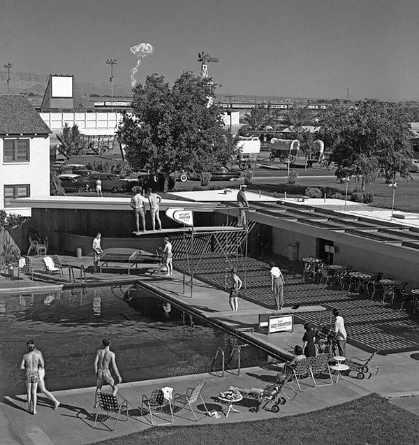 6. Las Vegas'ta bir otelde bulunan yüzücüler, 120 kilometre uzaklıkta yapılan atom bombası testinin meydana getirdiği mantar bulutunu izliyorlar. 1953.