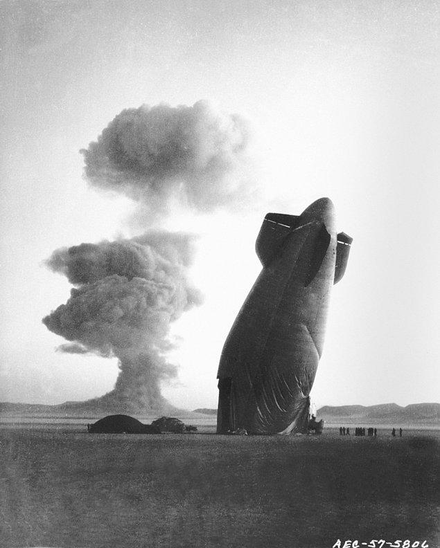 14. Nevada'da yapılan nükleer testlerden etkilenen bir zeplinin yere çakılması, 1957.