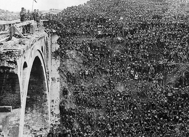 8. Saint-Quentin nehrini geçmeye hazırlanan müttefik güçleri, Fransa, 1918.