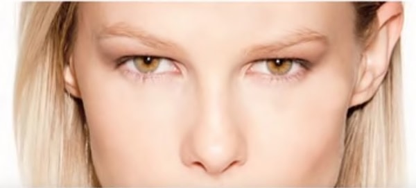 7. Наносите макияж с открытыми глазами