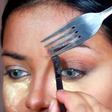 3. Даже Ариэль, которая ни разу в жизни не видела вилку использовала ее разумнее