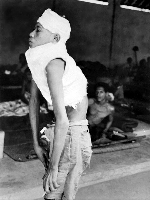 12. Japon askerleri tarafından, üzerinde kılıçla kafa kesme demesi yapılmış Endonezyalı genç bir adam, 1945.
