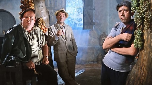 1. Цензура не пропустила вступительную сцену к фильму.